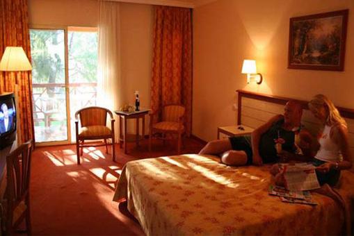 KUŞTUR CLUB HOLİDAY VİLLAGE