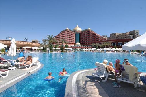 DELPHiN PALACE DELUXE COLLECTiON