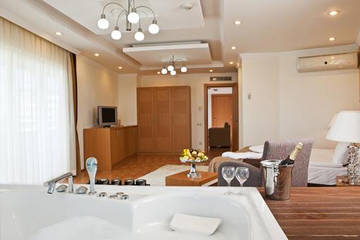 CRYSTAL ADMiRAL RESORT SUITES & SPA