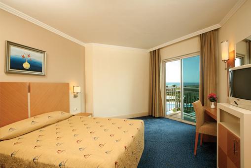 CRYSTAL ADMiRAL RESORT SUITES & SPA