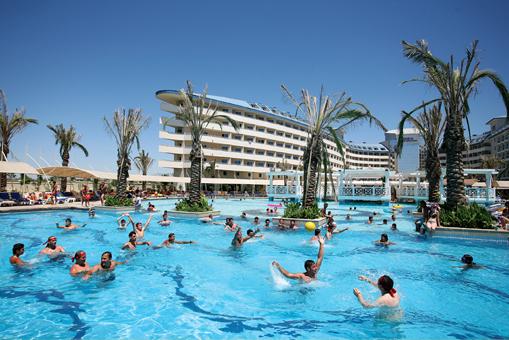 CRYSTAL ADMiRAL RESORT SUITES & SPA