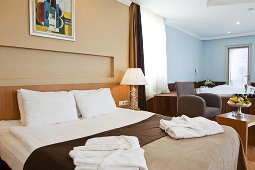 CRYSTAL ADMiRAL RESORT SUITES & SPA