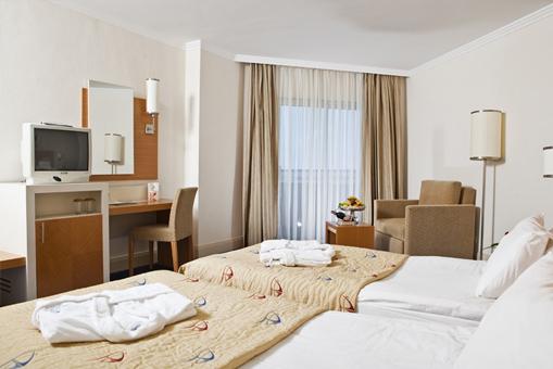 CRYSTAL ADMiRAL RESORT SUITES & SPA