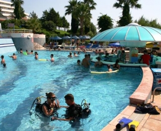 THE GRAND BLUE SKY INTERNATiONAL