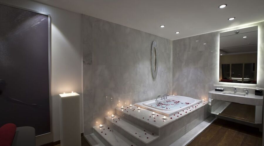 Wyndham Grand Istanbul Kalamis Marina Hotel