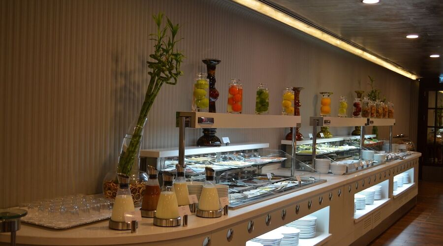 Wyndham Grand Istanbul Kalamis Marina Hotel