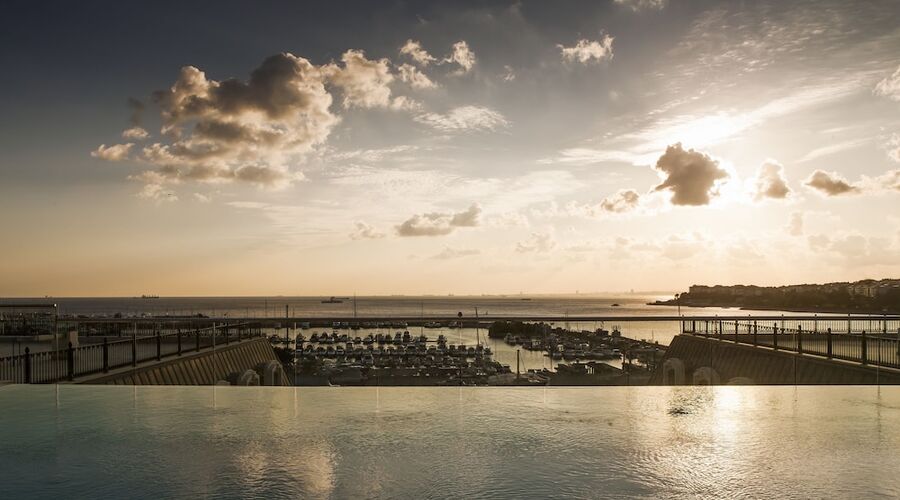 Wyndham Grand Istanbul Kalamis Marina Hotel