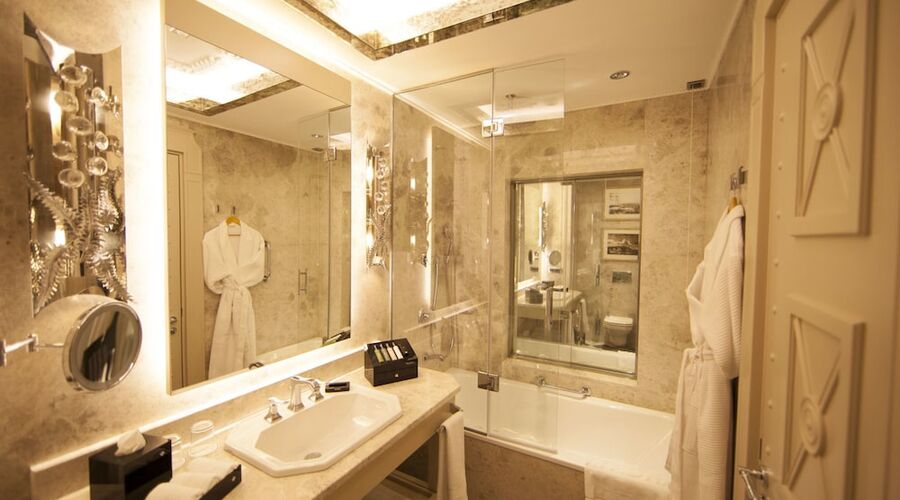 Wyndham Grand Istanbul Kalamis Marina Hotel