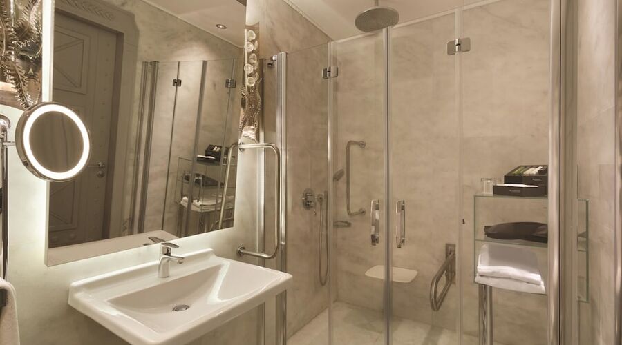 Wyndham Grand Istanbul Kalamis Marina Hotel