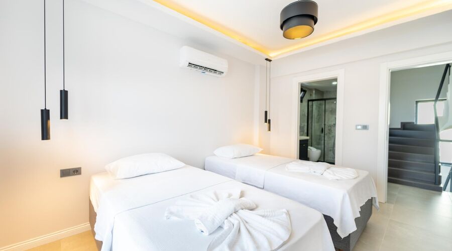 ADONiS HOTEL