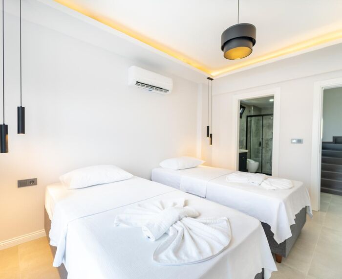 ADONiS HOTEL